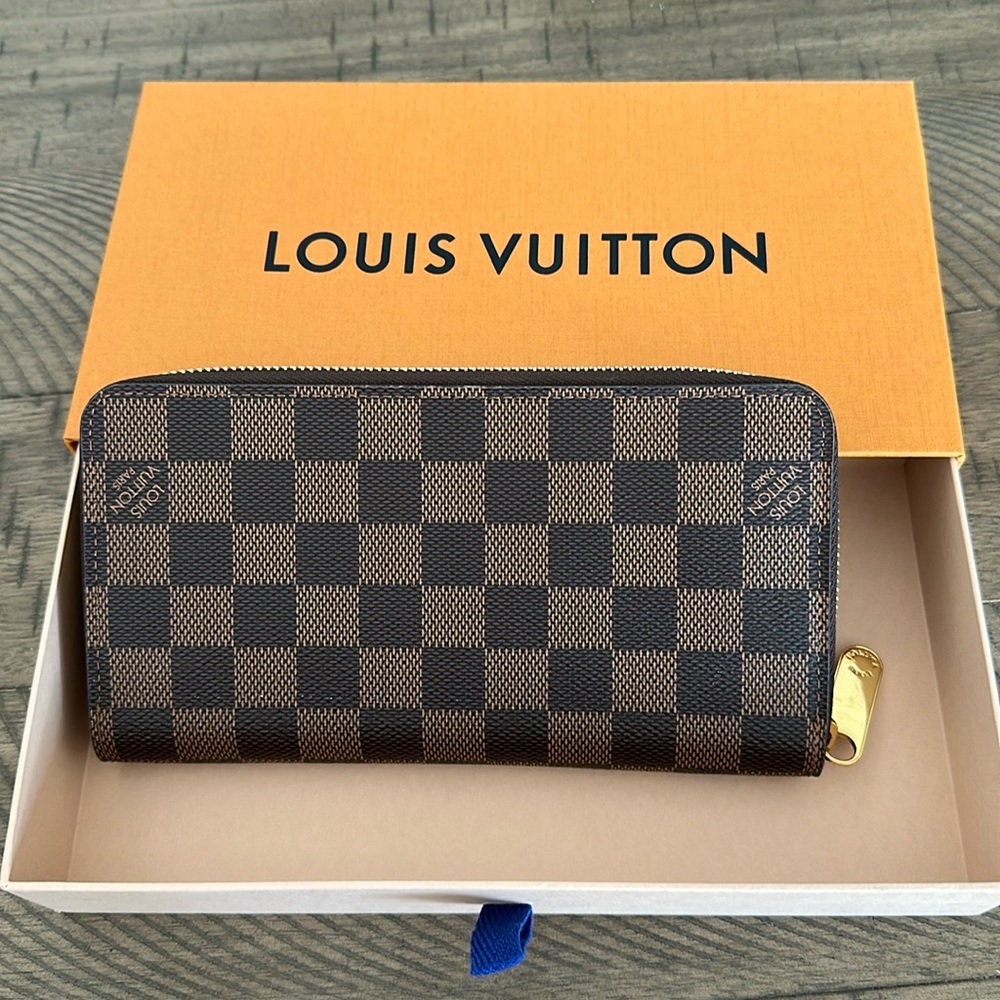 COPY - Louis Vuitton Damier Ebene Zippy Wallet, like new!